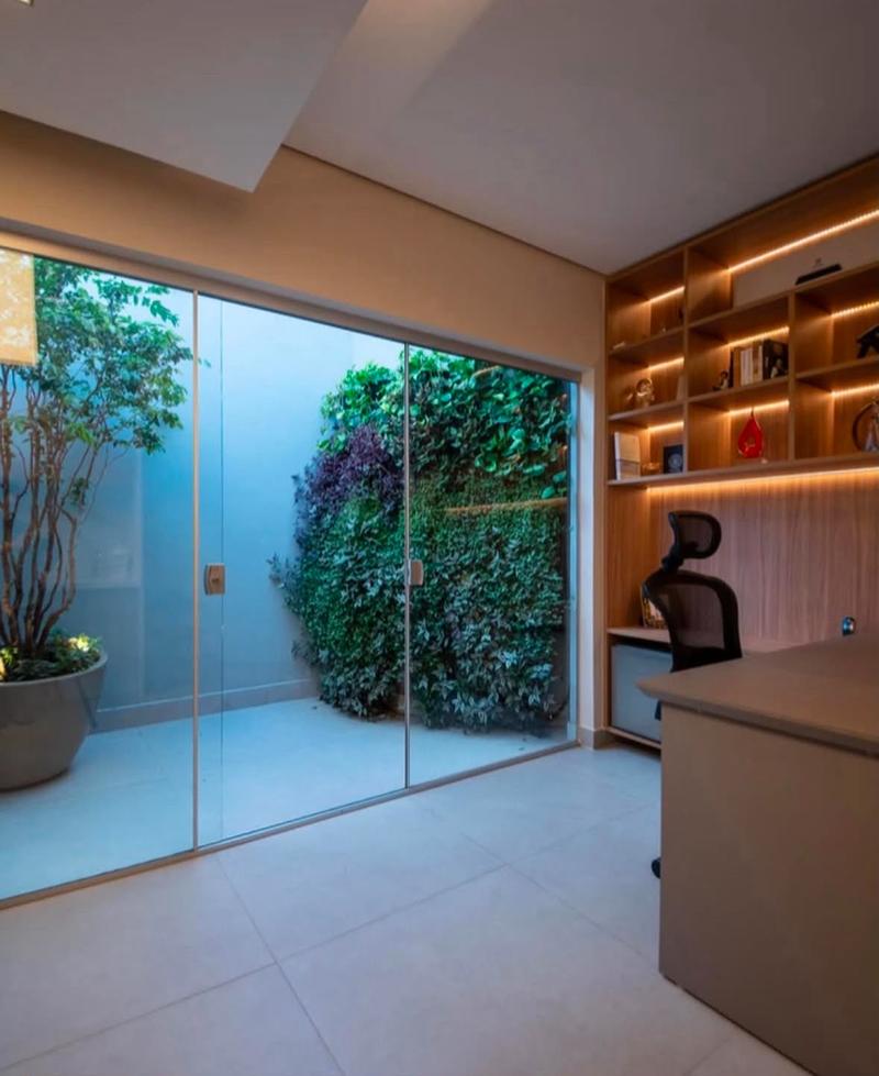 Consultório com jardim vertical
